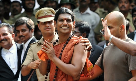 Police escort Hindu ‘godman’ Nithyananda to a 2012 bail hearing.