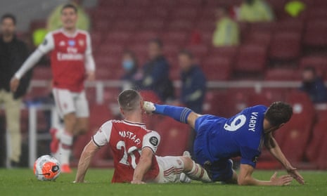 Leicetser’s Jamie Vardy catches Shkodran Mustafi win the face in an incident that Mikel Arteta said should have been reviewed by VAR just like Eddie Nketiah’s red card challenge.