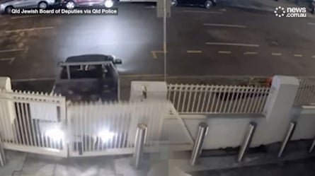 Police have released CCTV footage showing the vandalizing of the synagogue gates.