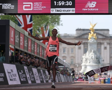 Sabastian Sawe crosses the finish line.