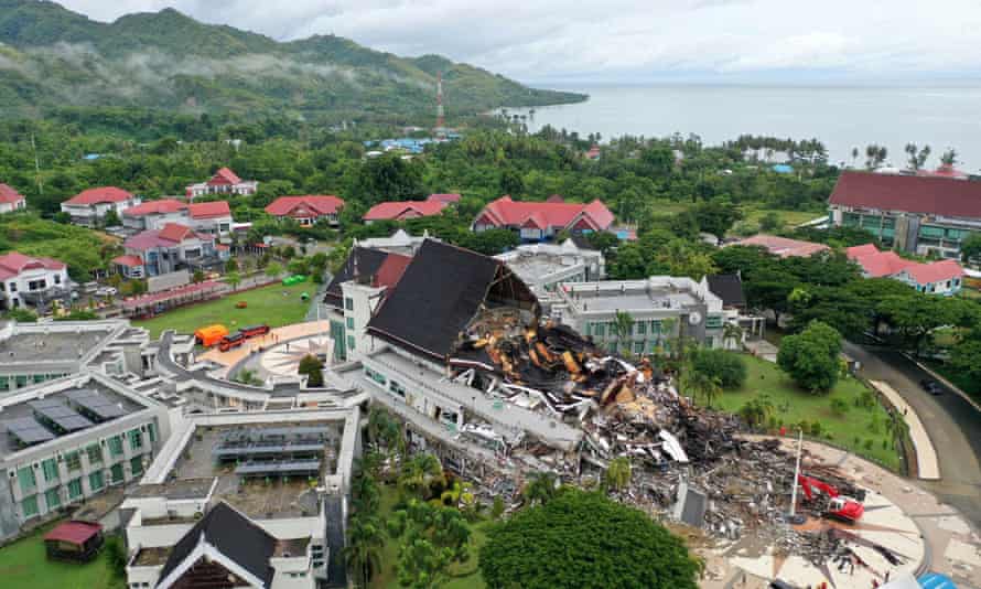 Indonesia earthquake rescuers hampered by damaged infrastructure after dozens killed | Indonesia 2 The office of the governor of West Sulawesi province in Mamuju extensively damaged by earthquake