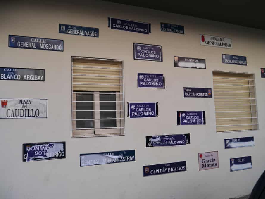 En la pared de la derecha hay 25 personas en homenaje a personas como Francisco Franco.