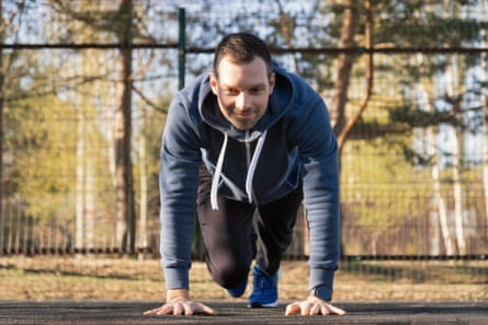 A man in the ‘mountain climber’ position, ready to do bear crawls