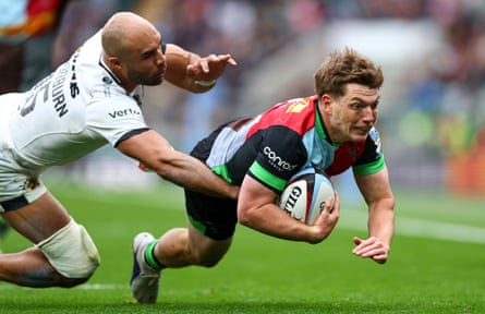Will Porter scores a try for Harlequins.