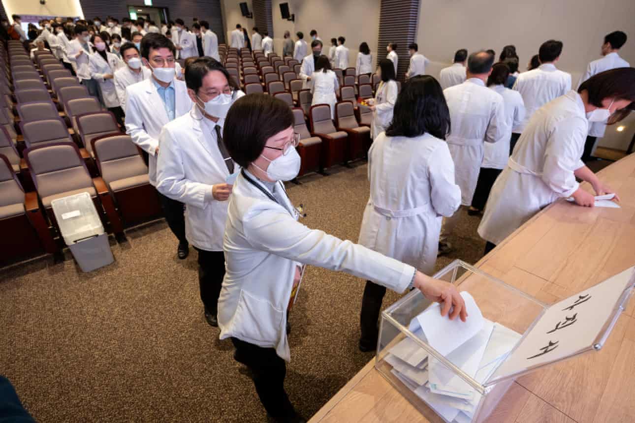 Huelga de médicos en Corea del Sur se amplía con la participación de profesores de medicina.