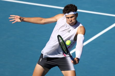 Ben Shelton plays a backhand