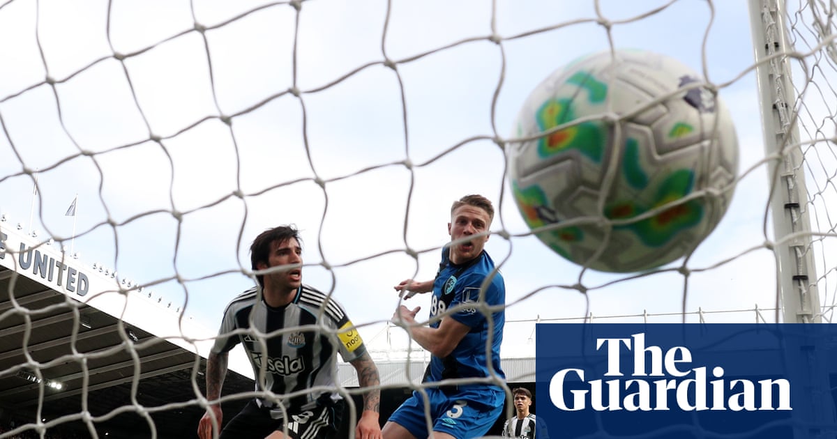 Bournemouth turn up heat on Howe with dramatic late win at Newcastle