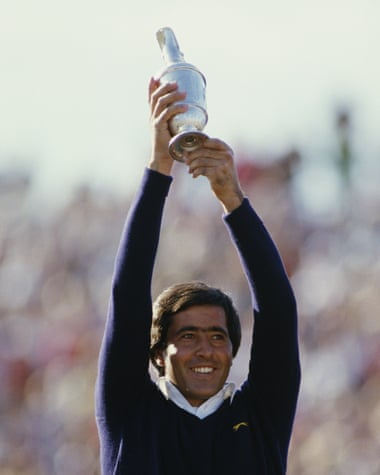 Spanyol merayakan dengan Claret Jug setelah memenangkan Terbuka ke-113 di St Andrews, pada tahun 1984