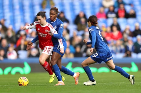 Lotte Wubben-Moy of Arsenal runs with the ball