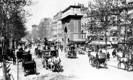 Calèches tirées par des chevaux sur un boulevard très fréquenté de l'est parisien en 1900.