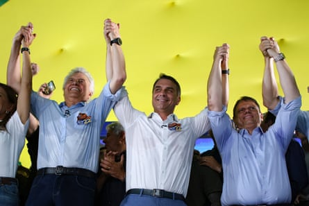 Flavio Bolsonaro raises hands