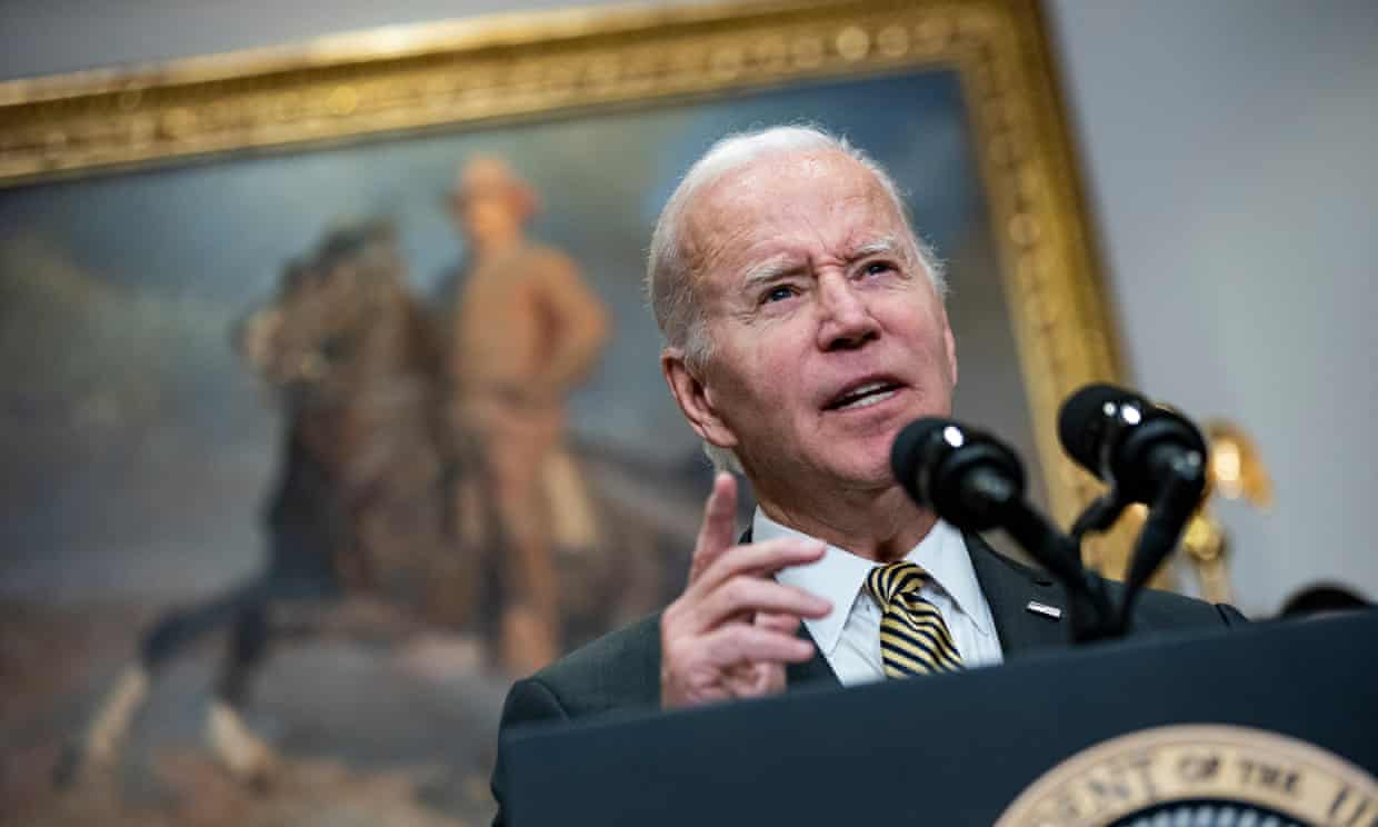 Biden implores US oil companies to pass on record profits to consumers (theguardian.com)
