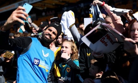 Diego Costa prend un selfie avec un fan des Wolves
