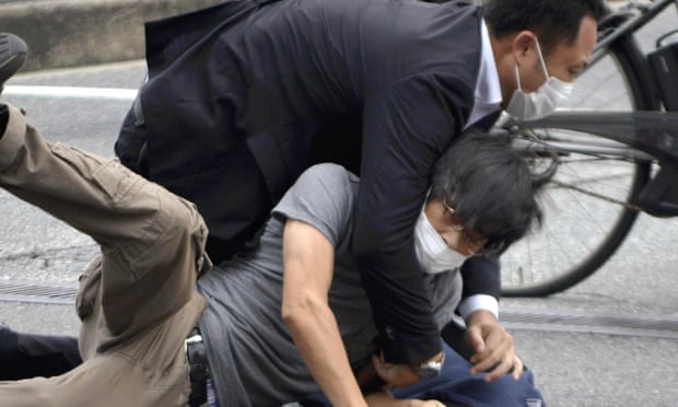 Tetsuya Yamagami é preso após o tiroteio.