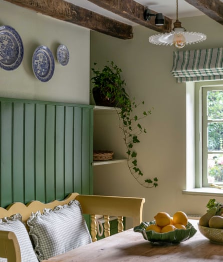 The kitchen of Highbrook Cottage with fruit on the table and a wooden bench seat with cushions on.