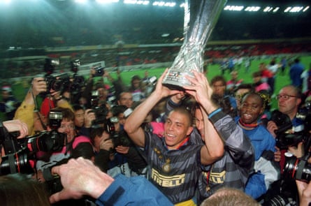 Ronaldo løfter Uefa-cupen i 1998.