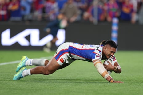 Francis Manuleleua scores the first try of the match