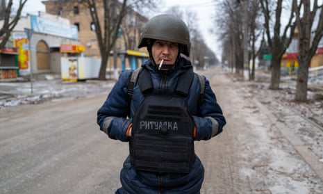 Un trabajador de la ciudad con equipo de protección en una calle de Bakhmut.