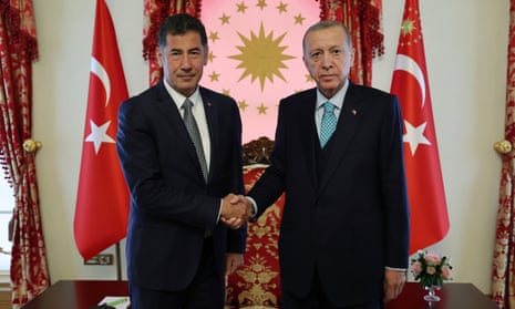 In this photo released by the Turkish presidency, Sinan Oğan shakes hands with Recep Tayyip Erdoğan on 19 May. Oğan has endorsed Erdoğan in the presidential election run-off.