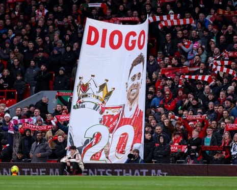 Người hâm mộ Liverpool giơ biểu ngữ Diogo Jota