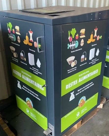 square black bin with pictures of recyclable foods
