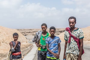Quatre jeunes migrants, originaires de la région éthiopienne d'Oromia, photographiés à quelques kilomètres au nord de Tadjoura en route vers Obock