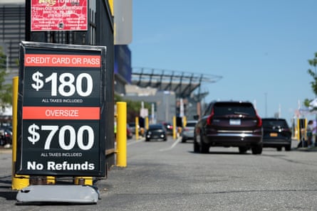An image of a parking sign in Philadelphia displaying a $180 credit card or pass price to park and $700 for an oversize vehicle.