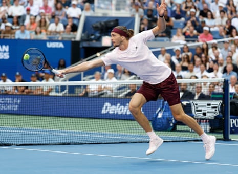 Alexander Zverev se estica para acertar um retorno para Ben Shelton.