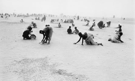 Nomads pick up bran sticks dropped by plane from the French air force, during a 1974 drought in Sahel, south of the Sahara Desert. (Photo by Alain Nogues/Sygma/Sygma via Getty Images).