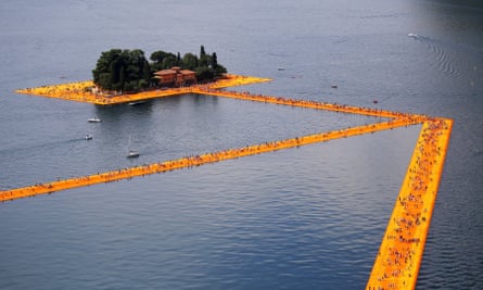 An aerial view of ‘the Floating Piers’ installation.