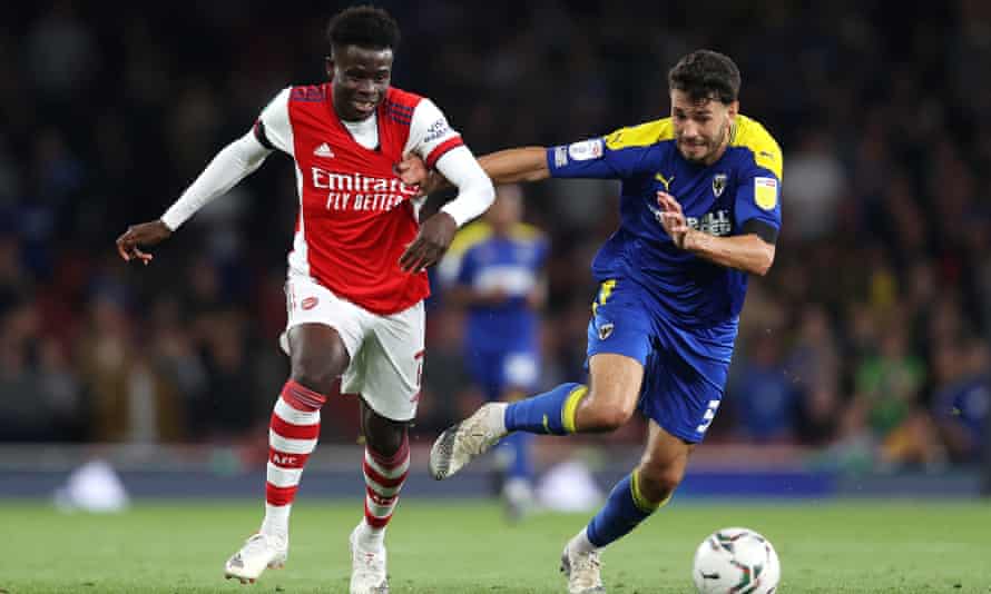 Bukayo Saka (à gauche) a eu un impact pour Arsenal lorsqu'il est sorti du banc.