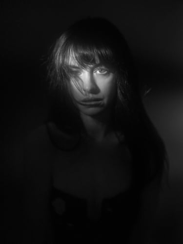 Black and white photo of Anne Hathaway