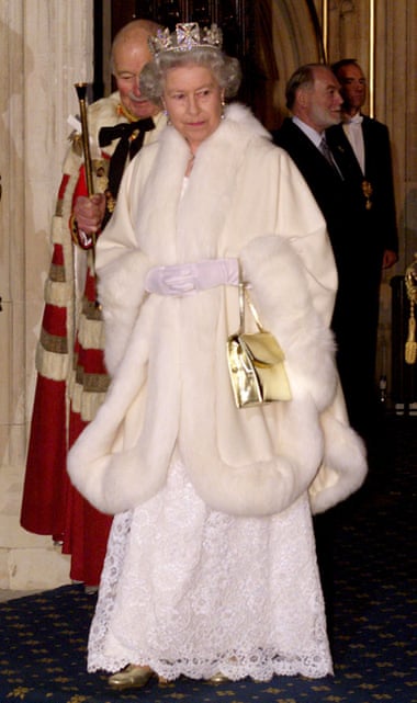 ملکه در افتتاحیه ایالتی پارلمان، نوامبر 1998.