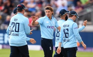 Tom Curran gets the wicket of Oshada Fernando for 18.