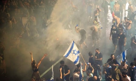 La police anti-émeute utilise des canons à eau pour éliminer les manifestants à Tel-Aviv