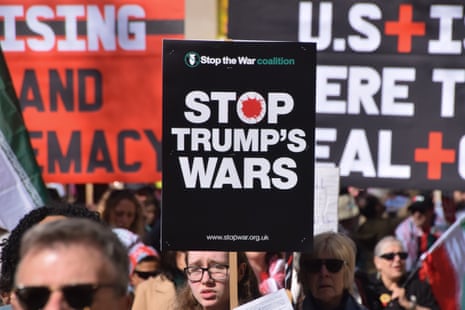 ईरान पर अमेरिका और इजरायल के युद्ध के विरोध में रसेल स्क्वायर के पास मार्च करते हुए एक प्रदर्शनकारी ने 'ट्रंप के युद्ध बंद करो' की तख्ती पकड़ रखी थी। ईरान युद्ध के ख़िलाफ़ मार्च, लंदन, इंग्लैंड, यूके, 21 मार्च, 2026