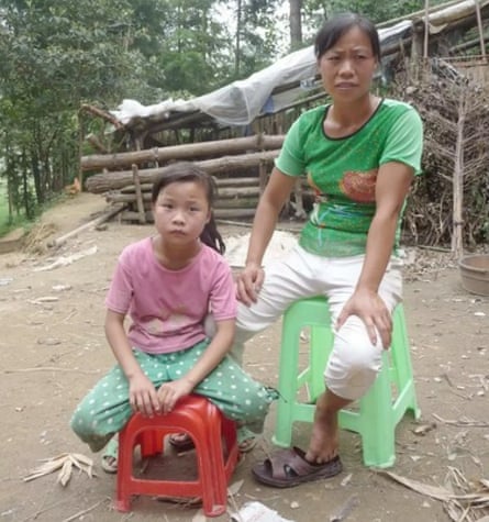 Chinese mother Zanhua with her daughter, Shuangjie, in 2009