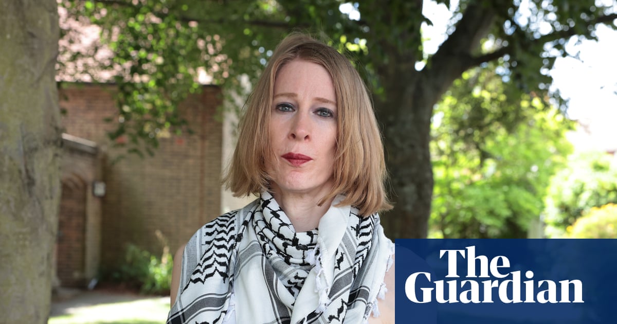 Kent police apologise to protester threatened with arrest for holding Palestine flag