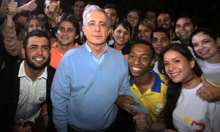 Álvaro Uribe poses with supporters