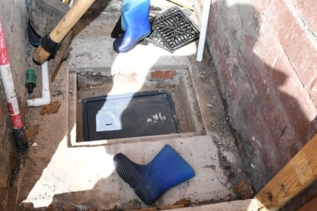 Durante a prisão, um cofre foi encontrado enterrado dentro de um galpão.