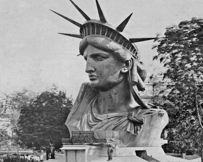 France gave the Statue of Liberty. China sends pandas. What do diplomatic gifts mean – and how do you choose one?