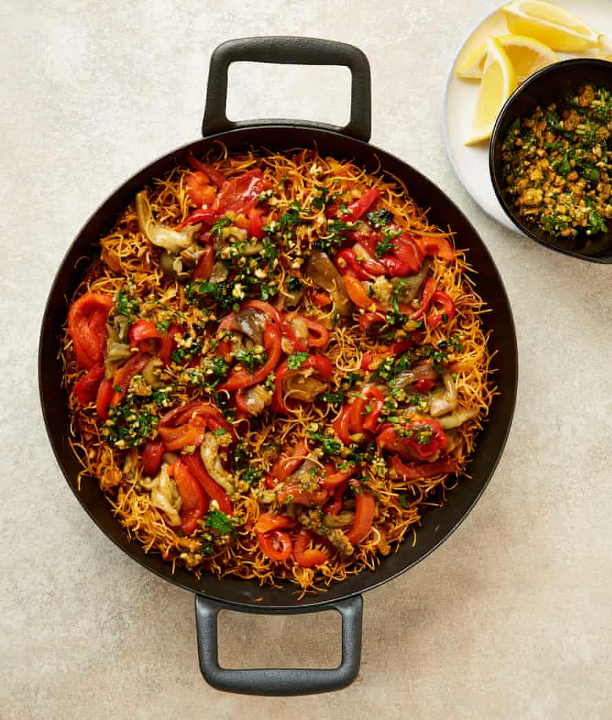 Fidua de Pimiento Rojo con Berenjena Asada y Picada de Yodham Otollengi.