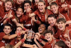 Coco Gauff with the Coupe Suzanne Lenglen as she celebrates with ballkids after her victory over Aryna Sabalenka