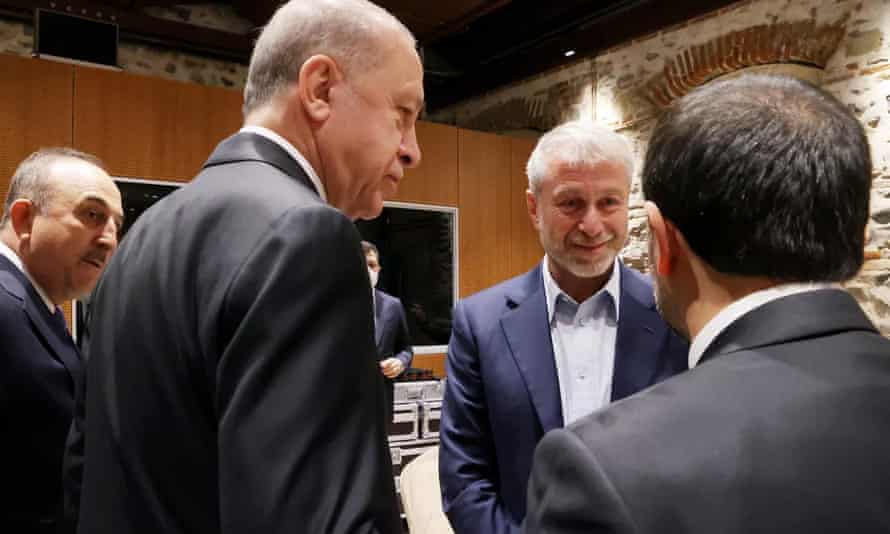 Mevlüt Çavuşoğlu, Recep Tayyip Erdoğan and Roman Abramovich at the Dolmabahçe palace in Istanbul on Tuesday.