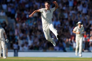 Sam Curran de Inglaterra celebra tomar el postigo de Tim Paine.