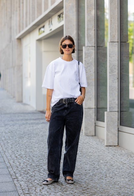 Influencer Jacqueline Zelwis kembali ke dasar dengan jeans dan T-shirt putih.