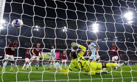 Brentford's Igor Thiago (centre right) scores their side's first goal.