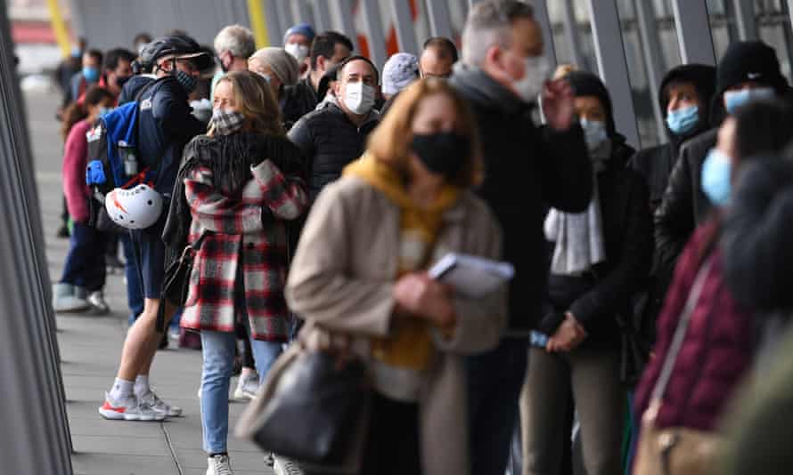 La gente espera en fila en la clínica de vacunación del Centro de Exposiciones y Convenciones de Melbourne