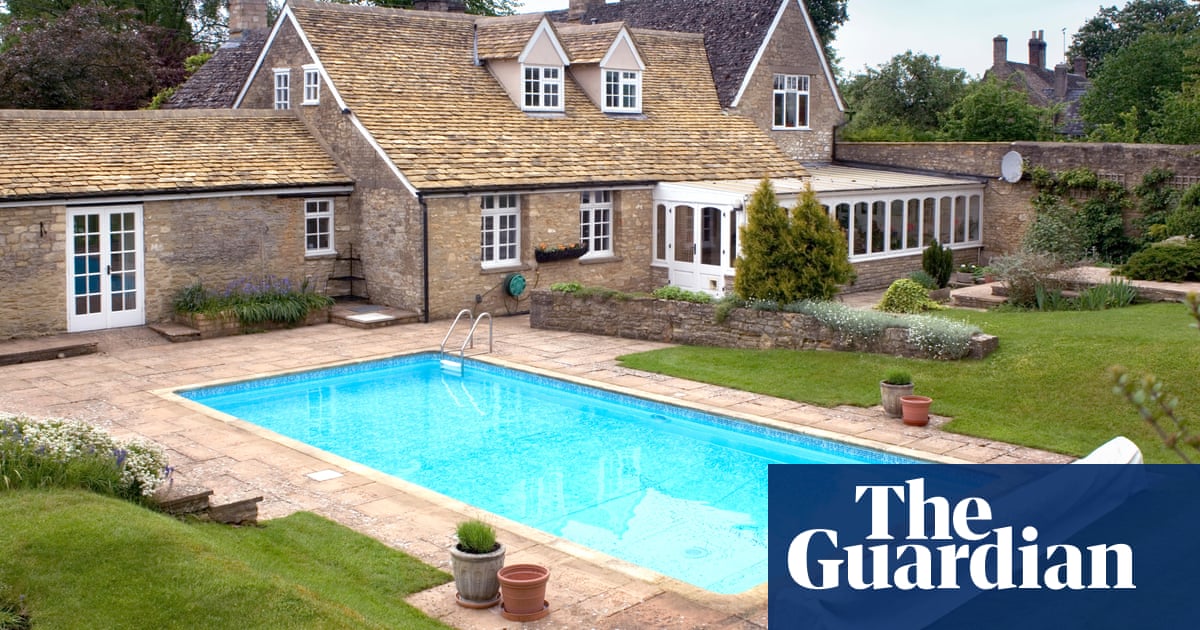 Water UK proposes higher bills for homes with pools, large gardens