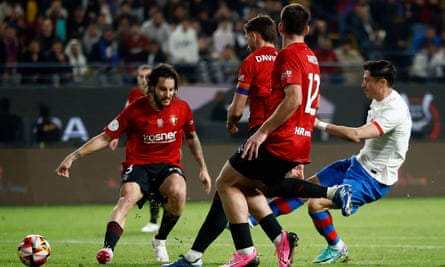 Robert Lewandowski scores Barcelona’s first goal against Osasuna